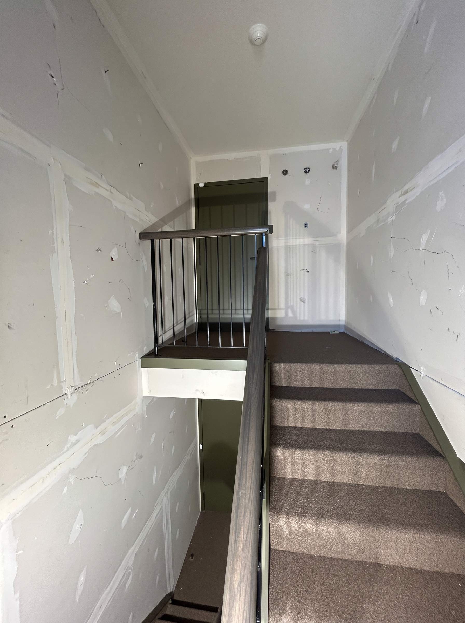 Before, /__l5e/assets-v1/3f15f0a3-72bf-40e8-a64f-136cd7068bb3/hotel-banff-stairwell-before.jpg