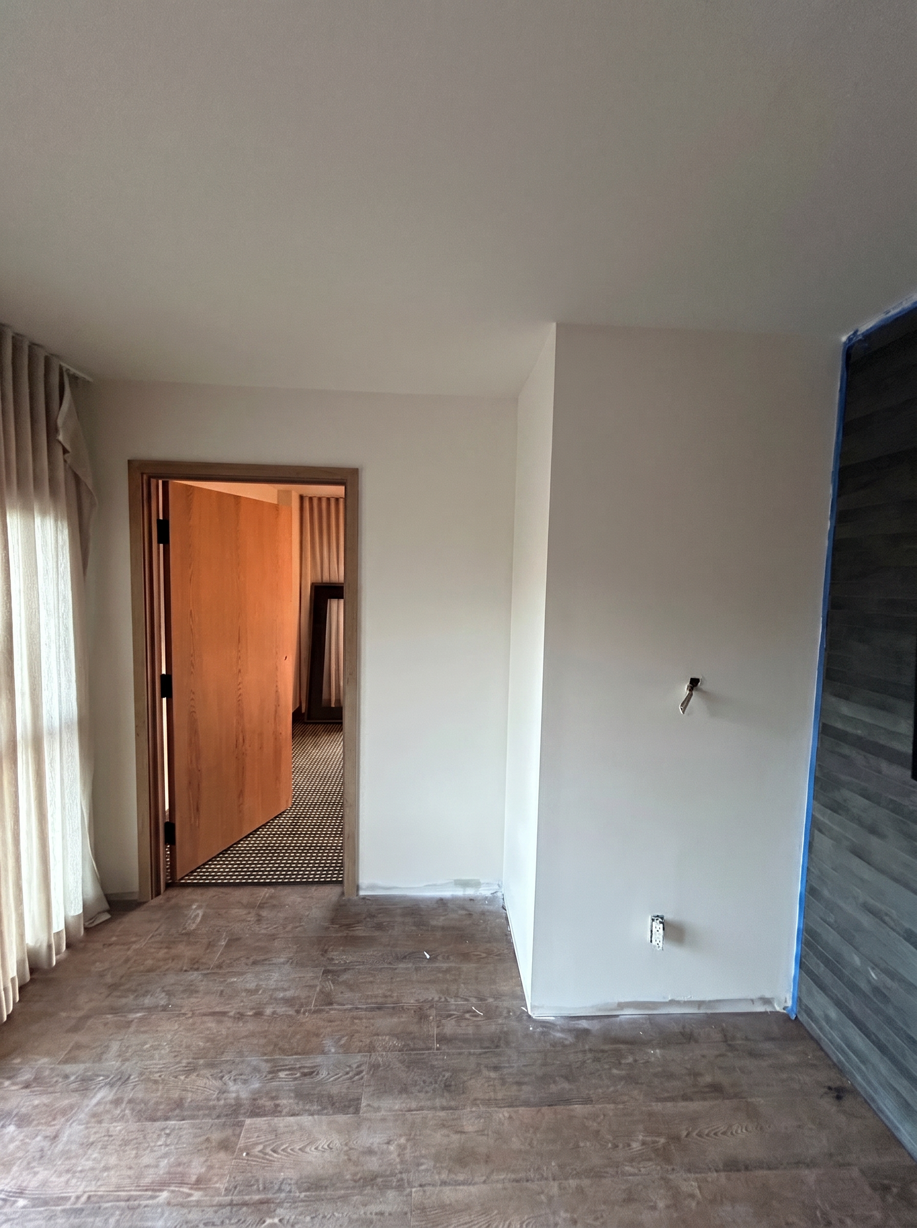 Before, /__l5e/assets-v1/777a00c0-cfb4-476f-b97c-dec71e3b0470/banff-hotel-suite-before.jpg
