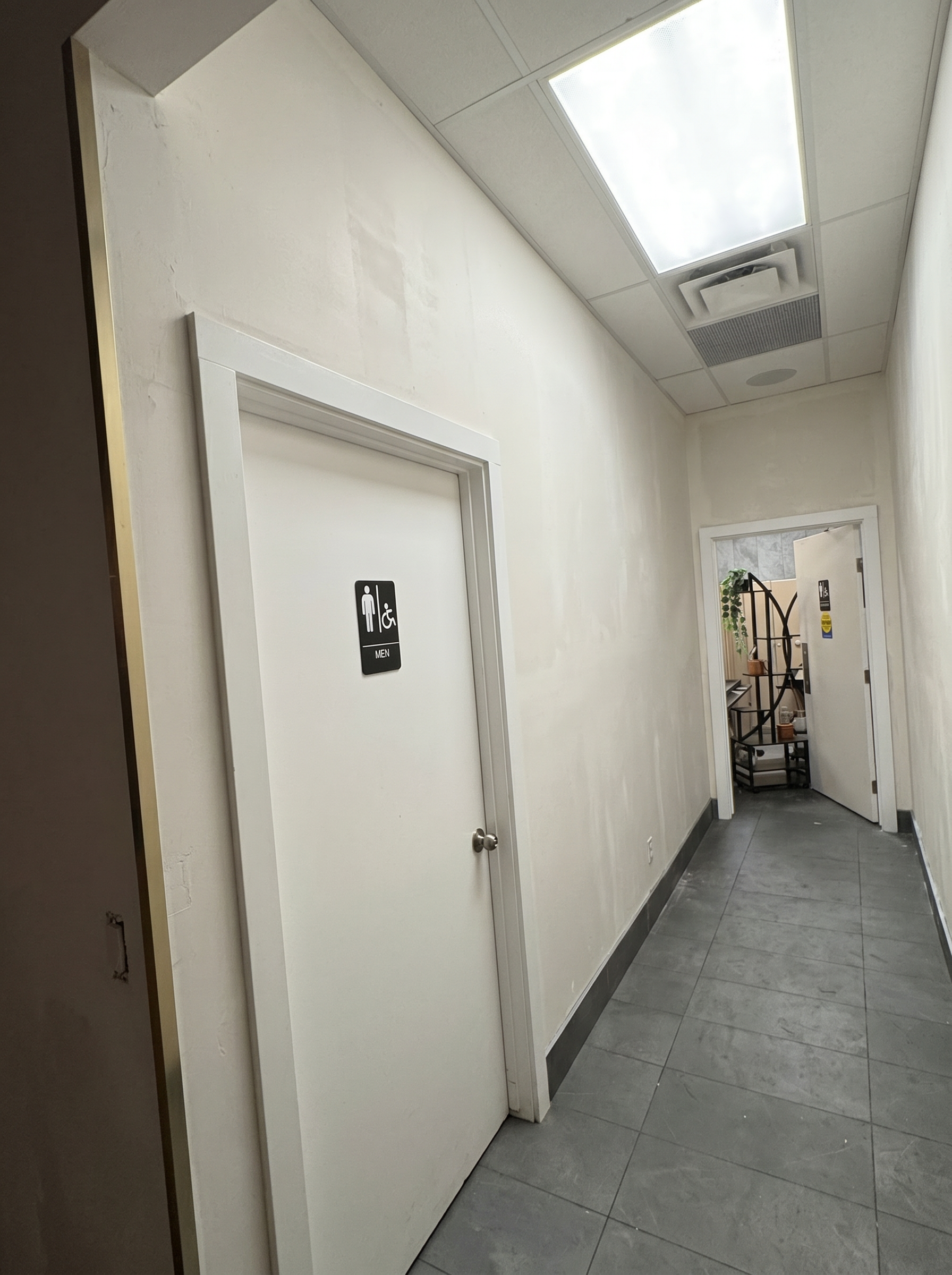 Before, /__l5e/assets-v1/7ec894eb-3a74-4500-a535-98a457055918/restaurant-calgary-hallway-before.jpg