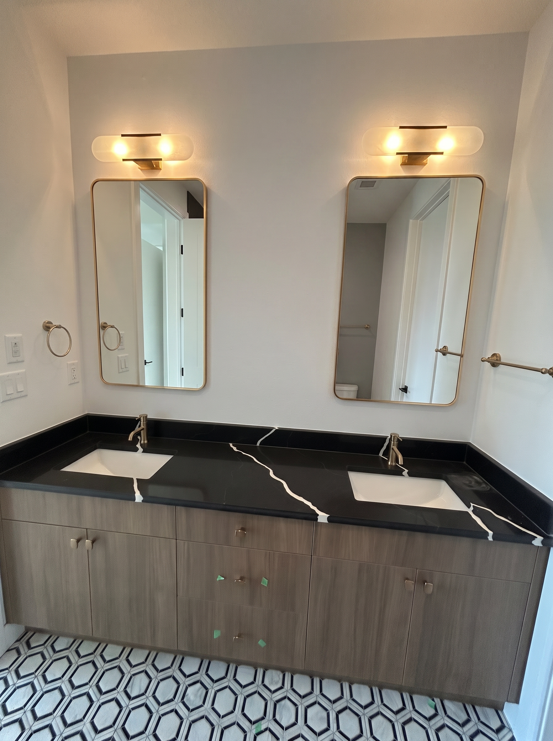 Before, /__l5e/assets-v1/c02051dc-1b10-4cd2-8666-599a6f169147/bathroom-condo-before.jpg